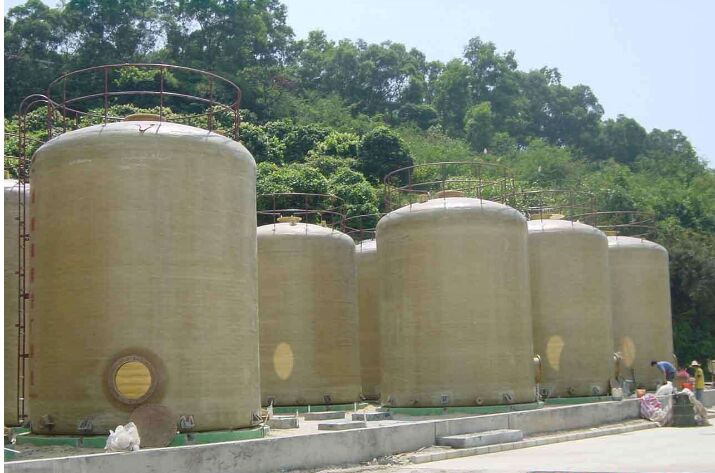 玻璃鋼儲罐施工現場圖